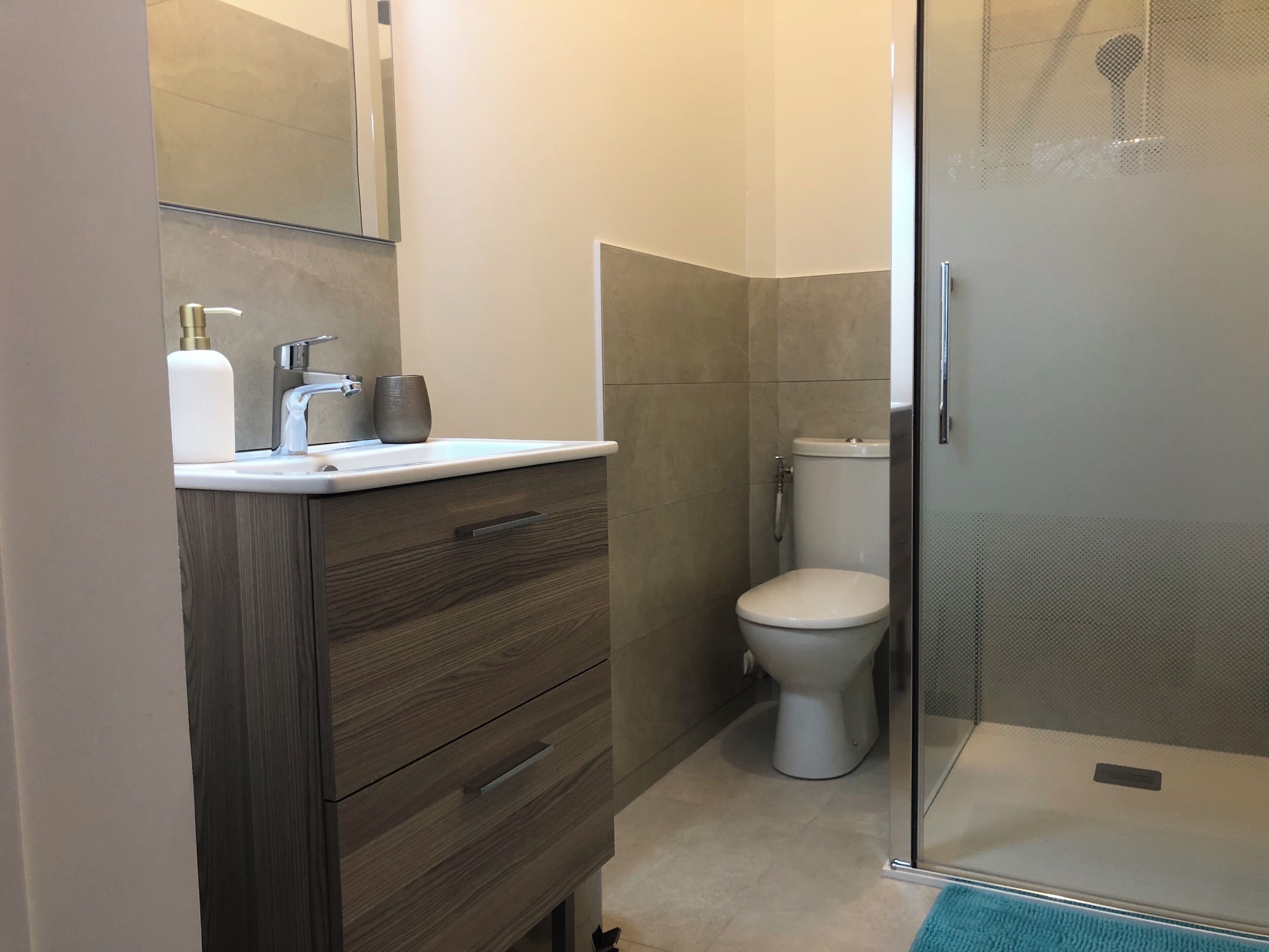 Een douche, een haardroger, handdoeken, zeep