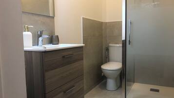 Dusche, Haartrockner, Handtücher, Seife