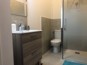 تجهيزات دش، مجففات شعر، مناشف، صابون