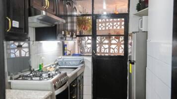 Refrigerador, microondas, horno, placa de cocina