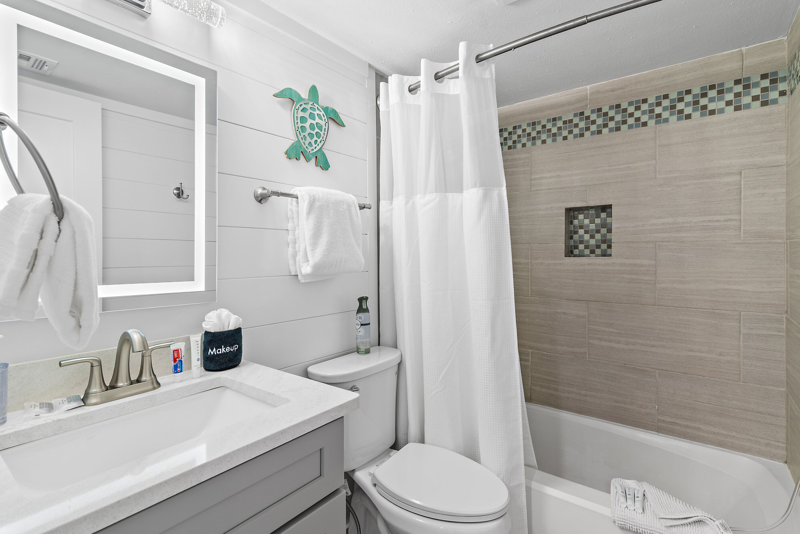Une salle de bain avec un lavabo, des toilettes et une douche.