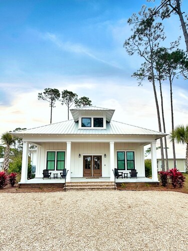Newly Built 3BR and 2bath Beach Cottage
St. Teresa Beach, Summercamp community