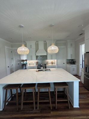 Fridge, microwave, oven, stovetop - 	Newly Built 3BR and 2bath Beach Cottage 
St. Teresa Beach, Summercamp community (Saint Teresa)