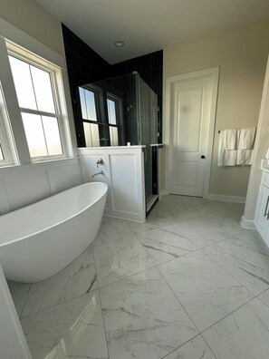 Shower, hair dryer, towels, soap - 	Newly Built 3BR and 2bath Beach Cottage 
St. Teresa Beach, Summercamp community (Saint Teresa)