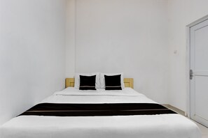 Deluxe Double Room | Soundproofing, free WiFi, bed sheets - Collection O River House (Semarang)