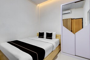 Deluxe Double Room | Soundproofing, free WiFi, bed sheets - Collection O River House (Semarang)