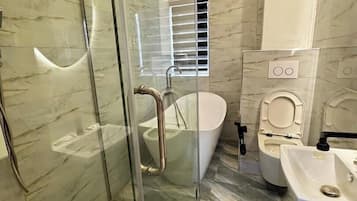 高級公寓, 陽台, 城市景觀 | 浴室 | 吹風機、毛巾、肥皂、洗髮精