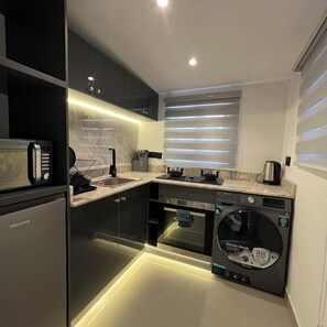 Superior Apartment, Balcony, City View | Private kitchen | Fridge, microwave, oven, stovetop - Chicos Apartment (Benin City)