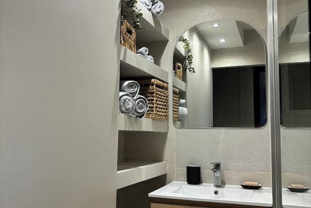 Secador de pelo, toallas, jabón, shampoo