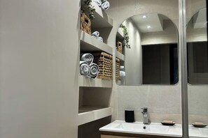 Secador de pelo, toallas, jabón, shampoo