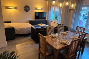 Cuna de viaje, wifi gratis y ropa de cama 