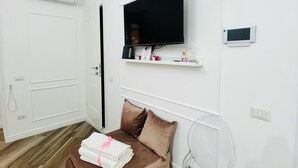 Living area - Donn'anna Naples City Center Luxury Apartment (Naples)