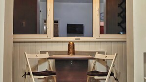 Estúdio luxo, cozinha, vista para a cidade | Área de estar | TV LED 48 polegadas com canais digitais