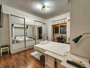 Deluxe Studio, Kitchen, City View | Blackout drapes, soundproofing, iron/ironing board, free WiFi - Parliament View Studio - Pumo Properties (Bucharest)