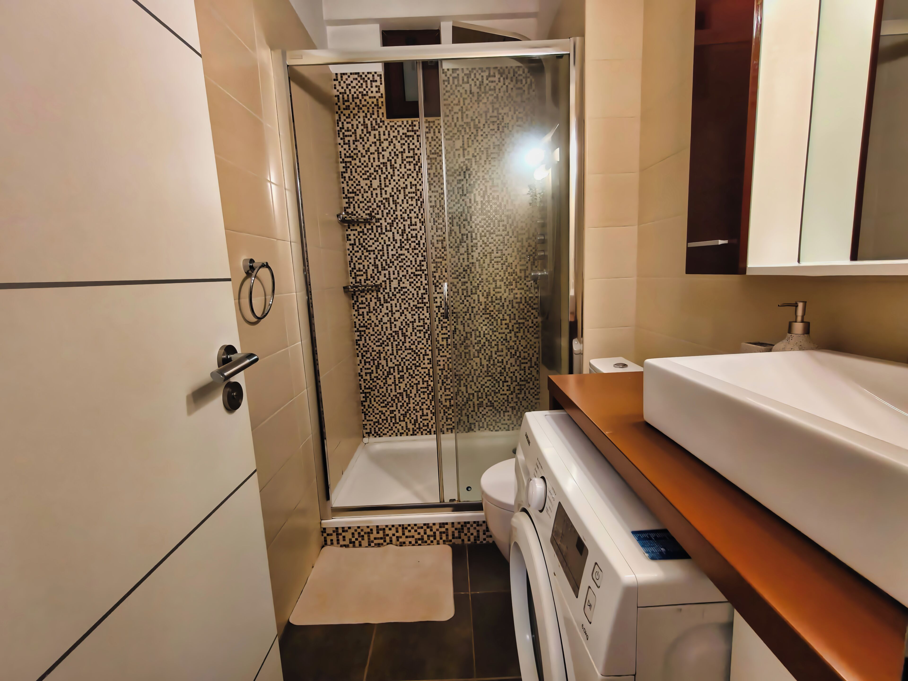 Estudio Deluxe, cocina, vistas a la ciudad | Baño