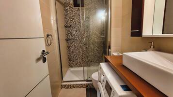 Estudio Deluxe, cocina, vistas a la ciudad | Baño