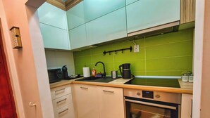 Estúdio luxo, cozinha, vista para a cidade | Cozinha privada | Máquina de café expresso, cafeteira/chaleira, chaleira elétrica