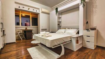 Estudio Deluxe, cocina, vistas a la ciudad | Cortinas opacas, tabla de planchar con plancha, wifi gratis