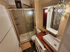 Deluxe Studio, Kitchen, City View | Bathroom - Parliament View Studio - Pumo Properties (Bucharest)