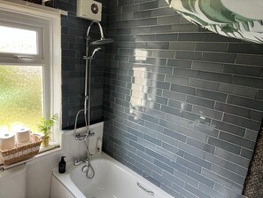 Hair dryer, towels, soap, toilet paper - 2 bed bungalow in a great location (Huddersfield)