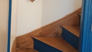 A wooden staircase with blue steps and a wooden handrail. - The fir tree or the secondhand dealer's house (Balleroy-sur-Drôme)
