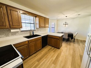 Fridge, microwave, oven, stovetop - 3 Bedroom Home in Avilla (Alexander)
