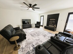 TV - 3 Bedroom Home in Avilla (Alexander)