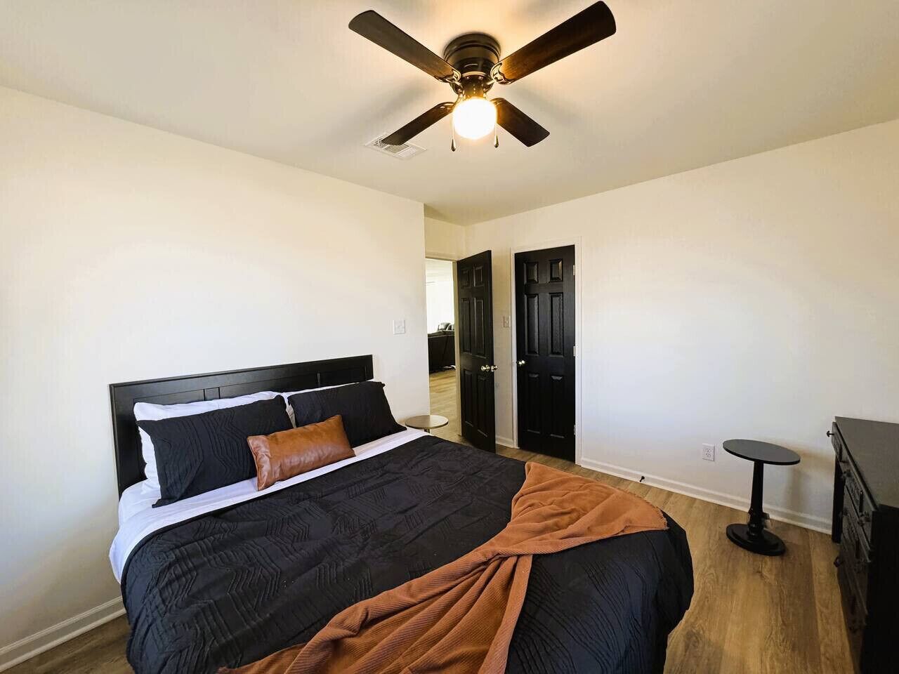 Desk, iron/ironing board, WiFi, bed sheets