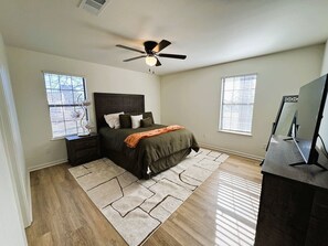 Desk, iron/ironing board, WiFi, bed sheets - 3 Bedroom Home in Avilla (Alexander)