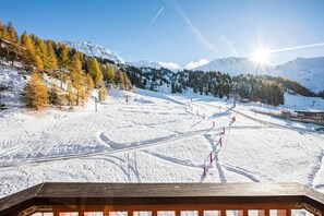 Snow and ski sports - Ski-in/ski-out & foot of the slopes, 5th floor, view ski slopes/mountain, balcony, parking (La Plagne)