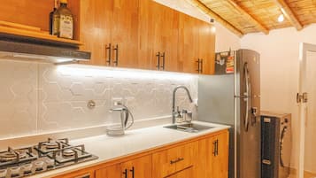 Refrigerador, horno, placa de cocina, cafetera/tetera