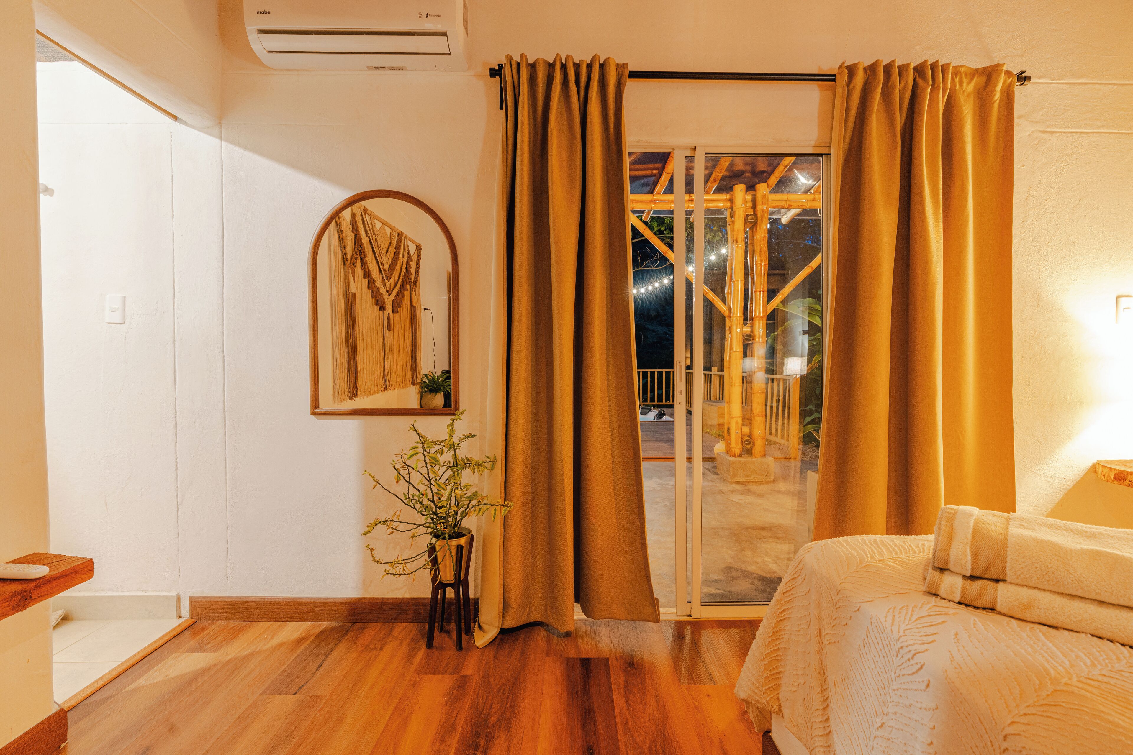 2 quartos, escrivaninha, ferros/tábuas de passar roupa