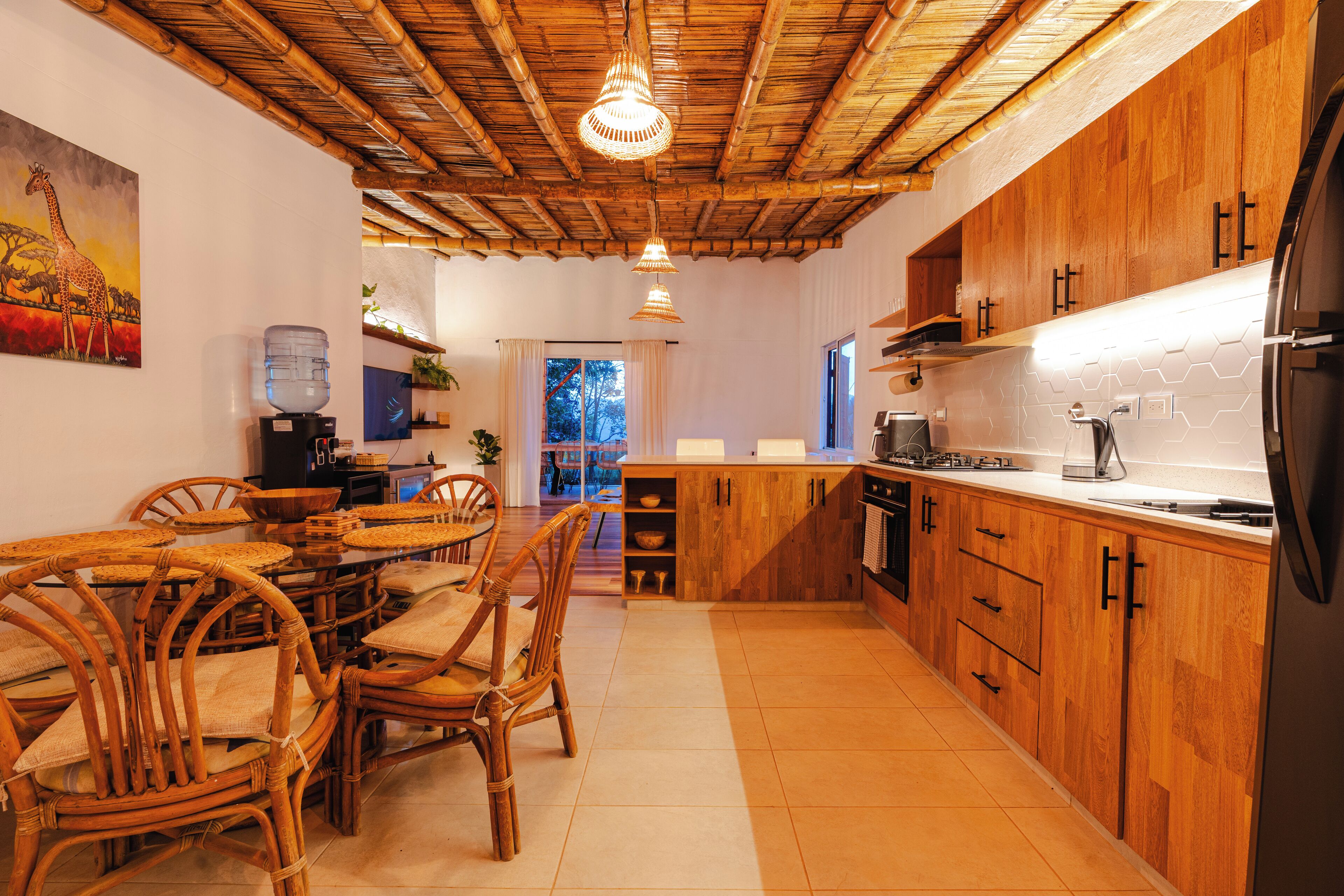 Geladeira, fogão, cooktop, cafeteira/chaleira