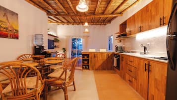 Geladeira, fogão, cooktop, cafeteira/chaleira