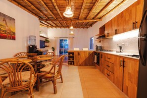 Geladeira, fogão, cooktop, cafeteira/chaleira