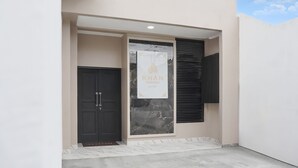 Entrada d'un edifici modern amb un rètol que diu "KHAN SWATHOUSE".