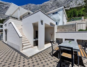 Villa | Balcony - Luxury Villa in Baska Voda (Baska Voda)
