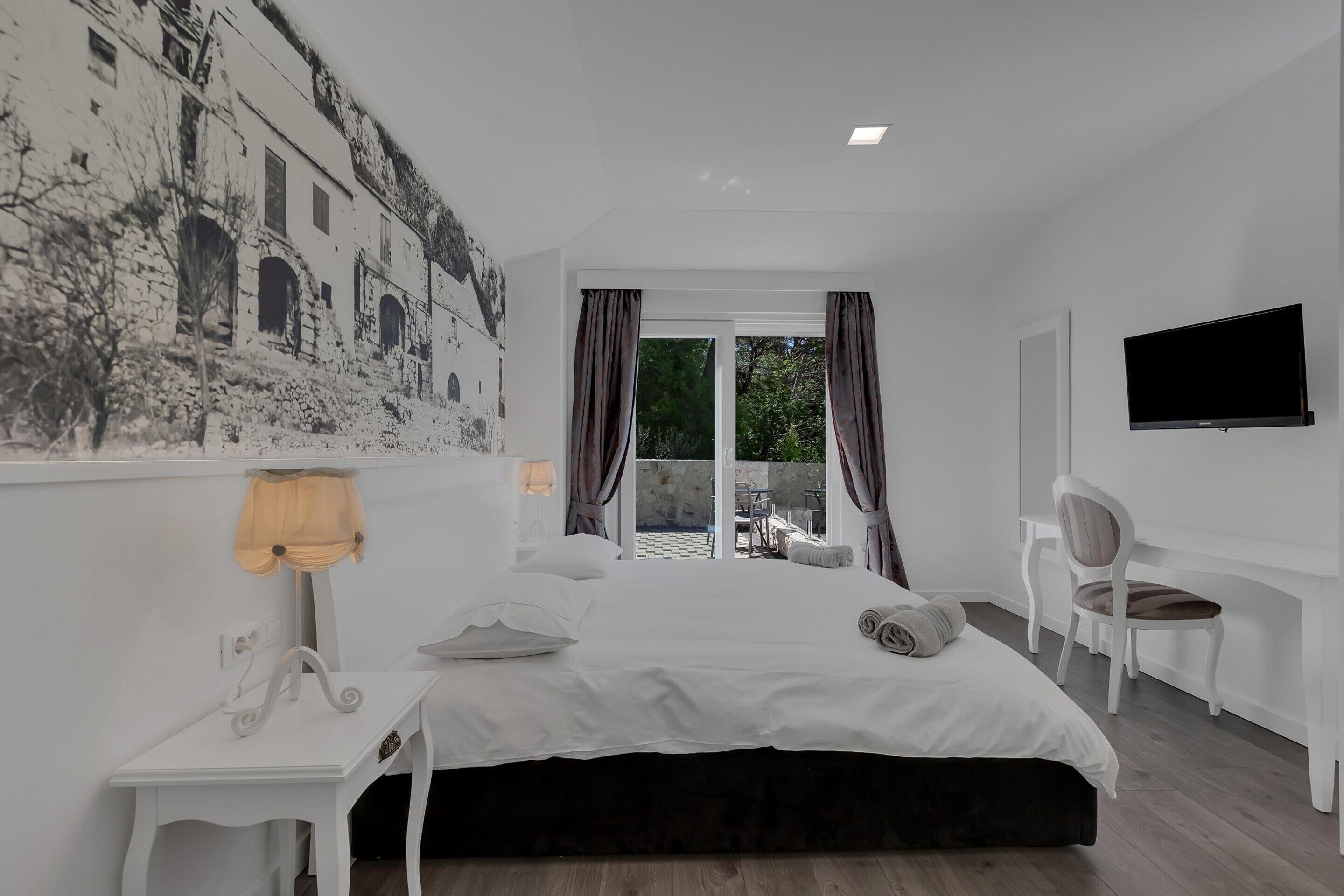 5 عدّة غرف نوم ومكواة/لوح كي وملاءات أسرّة