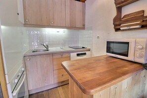 Coffee/tea maker, fridge, microwave, oven - 350m from resort center, 3rd floor, balcony, 32m², Méribel-Mottaret (Méribel - Les Allues)