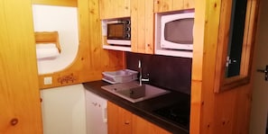 Wasserkocher mit Kaffee-/Teezubehör, Kühlschrank, Mikrowelle, Ofen
