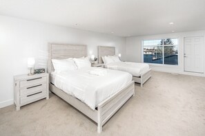 5 bedrooms, iron/ironing board, travel cot, free WiFi - *Unbeatable location* | luxury retreat|Garage | AC (Calgary)