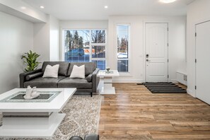 Smart TV, fireplace, ping pong - *Unbeatable location* | luxury retreat|Garage | AC (Calgary)