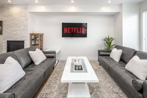 Smart TV, fireplace, ping pong - *Unbeatable location* | luxury retreat|Garage | AC (Calgary)