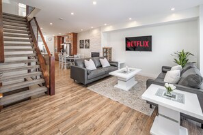 Smart TV, fireplace, ping pong - *Unbeatable location* | luxury retreat|Garage | AC (Calgary)