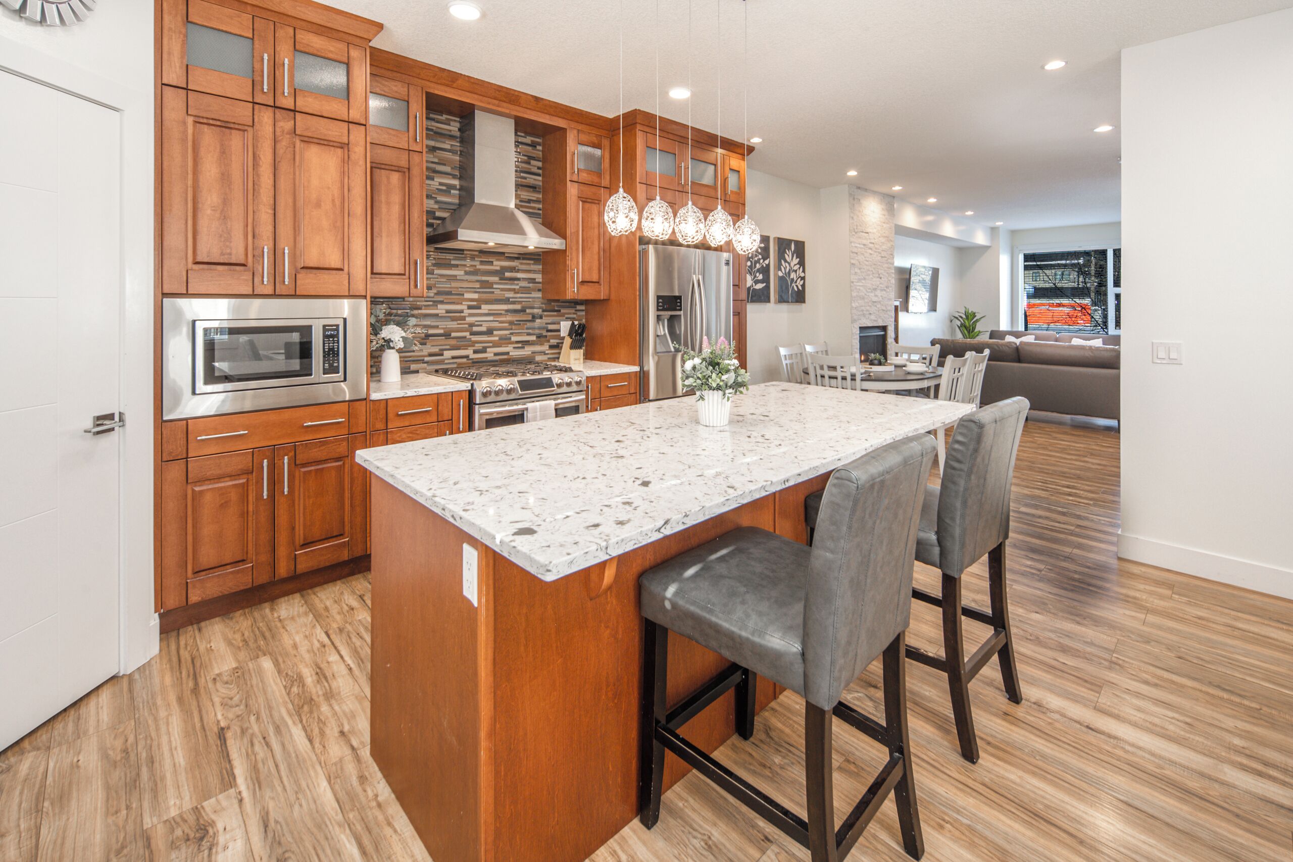 Réfrigérateur, four à micro-ondes, un four, surface de cuisson