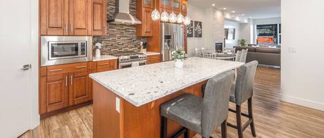 Een koelkast, een magnetron, een oven, een kookplaat