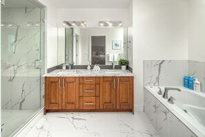 Shower, jetted bath, hair dryer, towels - *Unbeatable location* | luxury retreat|Garage | AC (Calgary)