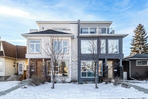 Exterior - *Unbeatable location* | luxury retreat|Garage | AC (Calgary)