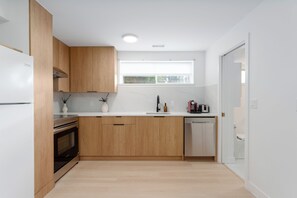 Frigorífico, horno, placa de cocina y lavavajillas