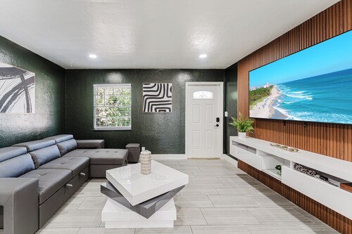 East Boca Getaway, Minutes to Beach & Downtown